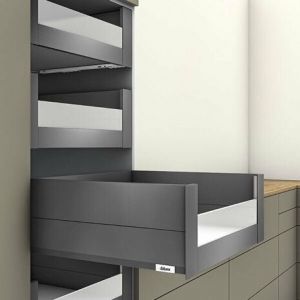 Blum Merivobox Innenschubkasten mit halbhoher Glasfront 209 mm